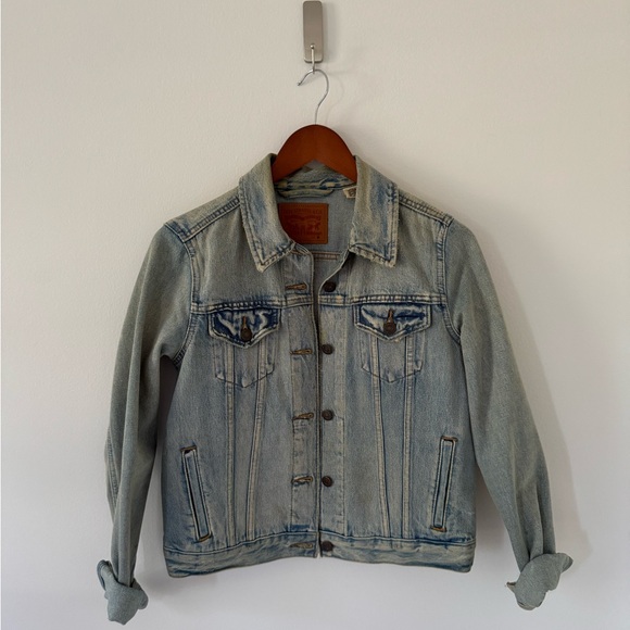 Levi’s Denim Trucker Jacket — Women’s Size Medium - Picture 1 of 5